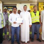 لجنة الخدمات تكرم عمال النظافة بشركة مدينة الخليج
